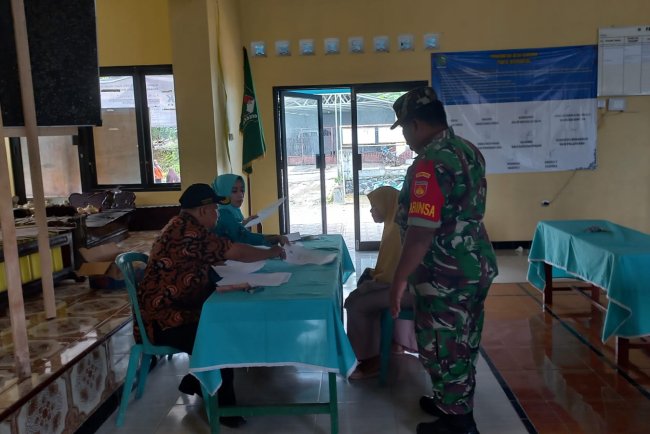 Babinsa Sertu Budidoyo mendampingi penyaluran BLT-DD desa Cendana