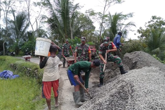 Babinsa Desa Kasilib Bantu Pengecoran Jalan Usaha Tani untuk Tingkatkan Produktivitas Petani