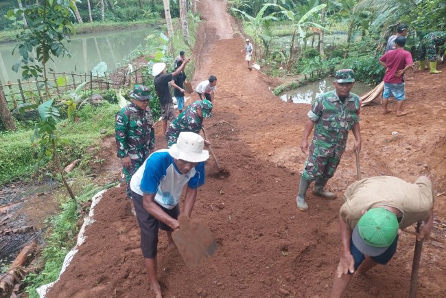 Danramil 08 Purwanegara Pimpin Karya Bakti Pembuatan Jalan Usaha Tani di Desa Mertasari