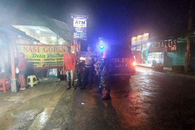 Patroli Malam Bukti Kepedulian Babinsa Terhadap Keamanan Wilayah