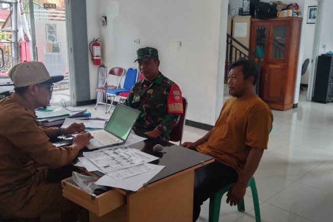 Sertu Tohar Dampingi Warga Binaan  Pembuatan Akta Kelahiran