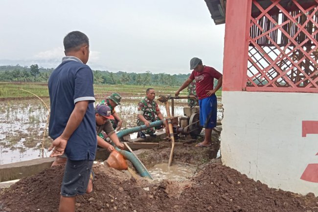 Danramil Susukan Bersama Warga Lakukan Kerja Bakti Pembuatan Sumur Bor untuk Irigasi Pertanian
