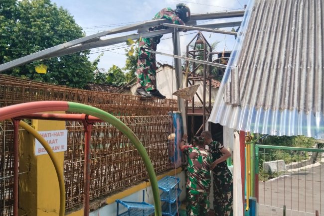 Babinsa Kerja Bakti  pembongkaran kanofi Teras  sekolah akibat Hujan deras dan Angin kencang