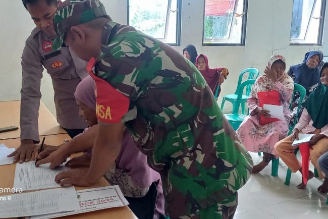 Babinsa Bersama Polmas Melaksanakan Pendampingan BLT DD Di Wilayah Binaan