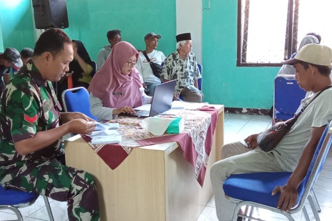 Babinsa Koramil 01 Banjarnegara Dampingi Pendistribusian Beras Untuk Warga