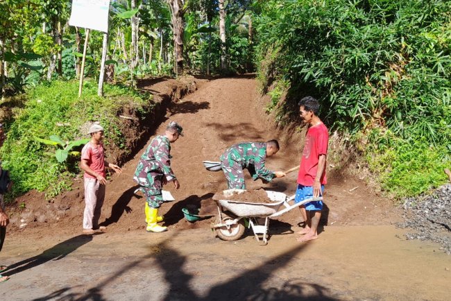 Babinsa Koramil 11 Punggelan Bantu Warga Pembuatan Rabat Beton