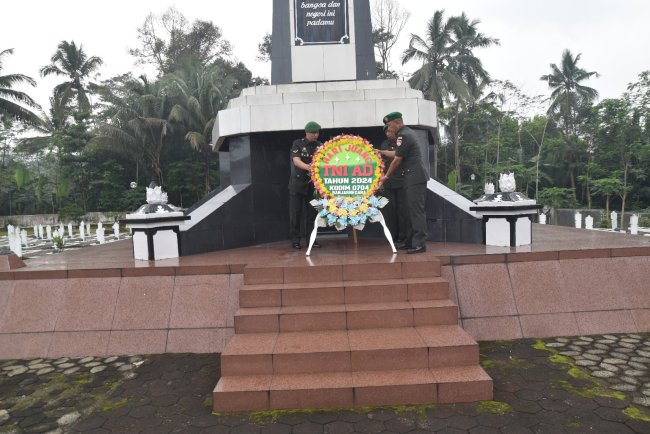 Kasdim 0704 Banjarnegara Pimpin Ziarah Rombongan Peringatan Hari Juang TNI AD 2024