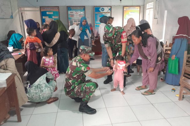 Bati Tuut Koramil 04 Karangkobar Pelda Sujatnoto Dampingi Pemberian Makanan Tambahan Balita