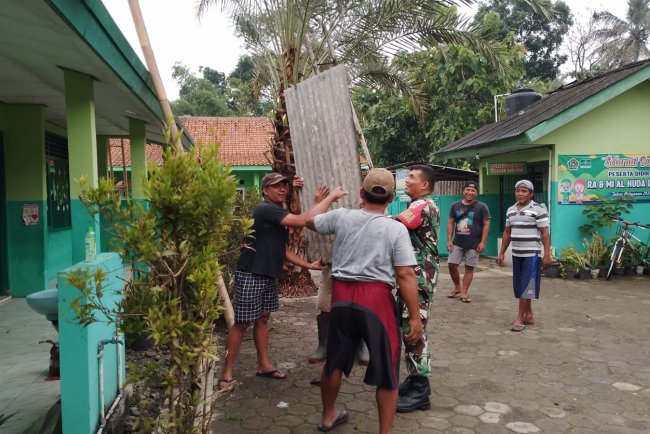 Babinsa selalu bekerja sama bersama dengan Warga Desa Binaan