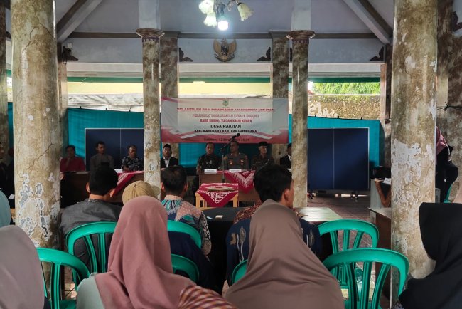 Danramil Koramil 14 Madukara menghadiri acara pelantikan dan pengambilan sumpah perangkat Desa