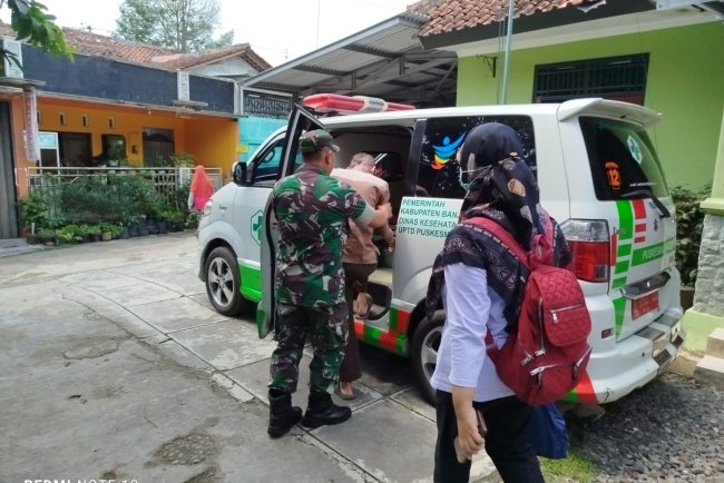 Babinsa Bantu Evakuasi Orang Dengan Gangguan Jiwa