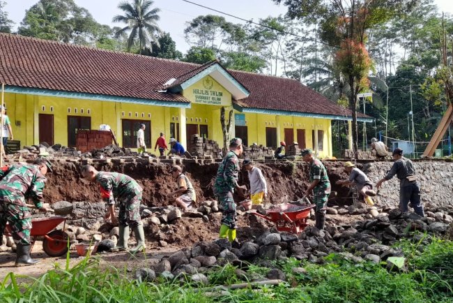 Anggota Koramil 11 Punggelan Melaksanakan Kerja Bakti perbaikan Talud yang longsor