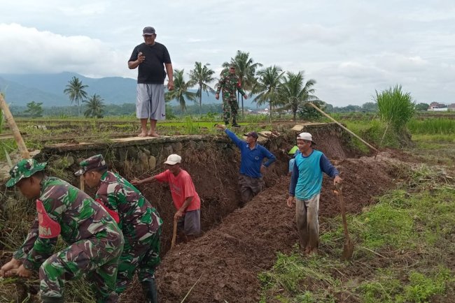 Danramil 02 Klampok dan Babinsa Dukung Ketahanan Pangan melalui Pembuatan Saluran Irigasi