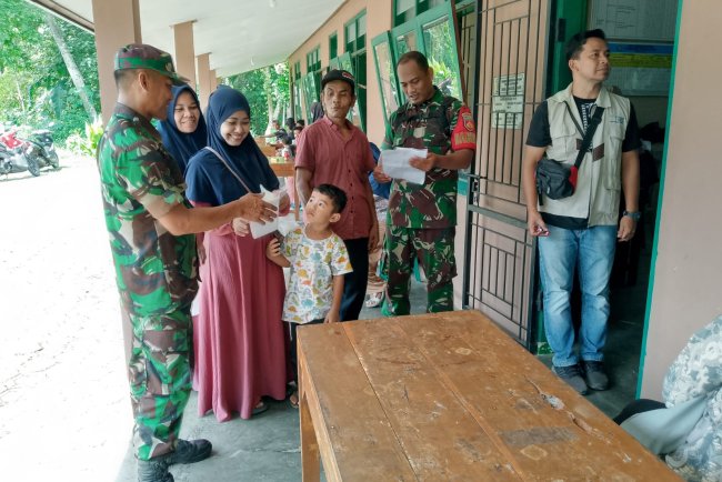 Babinsa Gumelem Kulon Dampingi Penyaluran Bansos Penerima PKH