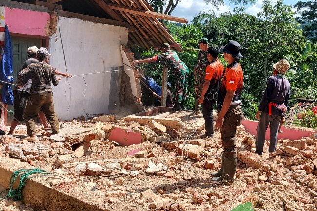 Babinsa Bersama Team TRC Dan Warga Melaksanakan Kerja Bakti Pembongkaran Rumah