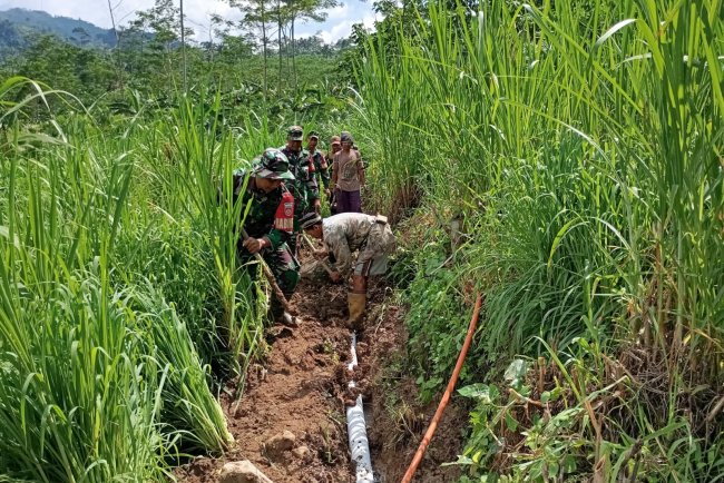 Babinsa Melaksanakan Pendampingan Kegiatan Pipanisasi Di Desa Binaan