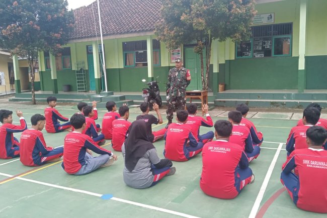 Babinsa Berikan Pelatihan Pembinaan Karakter dan Kedisiplinan kepada Siswa SMK 