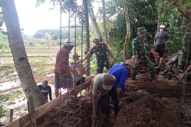 TNI Bantu Bangun Irigasi di Susukan