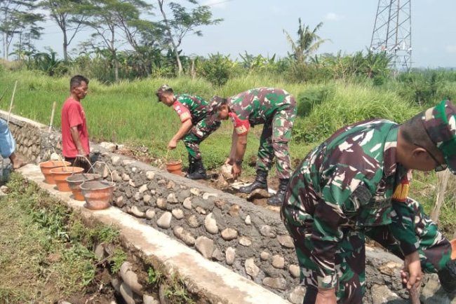 Bersama Poktan Petani dan Babinsa Perbaiki Saluran Irigasi di Banjarnegara