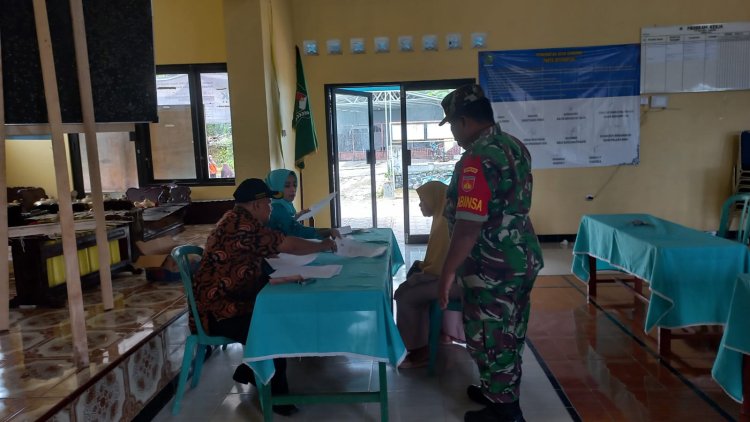 Babinsa Sertu Budidoyo mendampingi penyaluran BLT-DD desa Cendana
