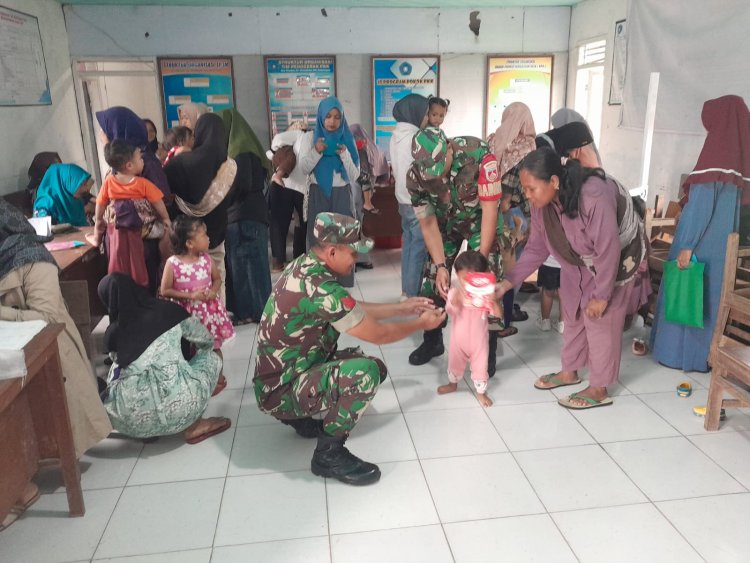 Bati Tuut Koramil 04 Karangkobar Pelda Sujatnoto Dampingi Pemberian Makanan Tambahan Balita