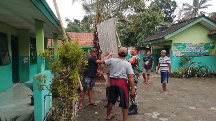 Babinsa selalu bekerja sama bersama dengan Warga Desa Binaan