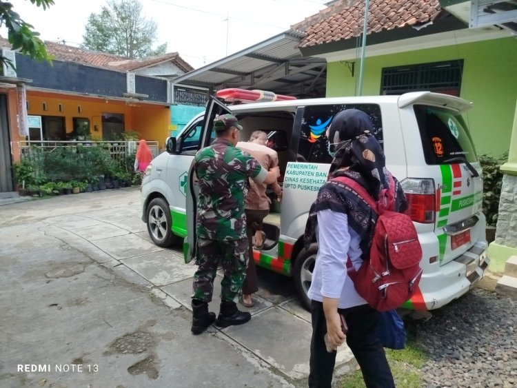 Babinsa Bantu Evakuasi Orang Dengan Gangguan Jiwa