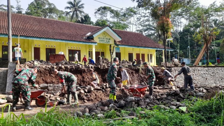 Anggota Koramil 11 Punggelan Melaksanakan Kerja Bakti perbaikan Talud yang longsor