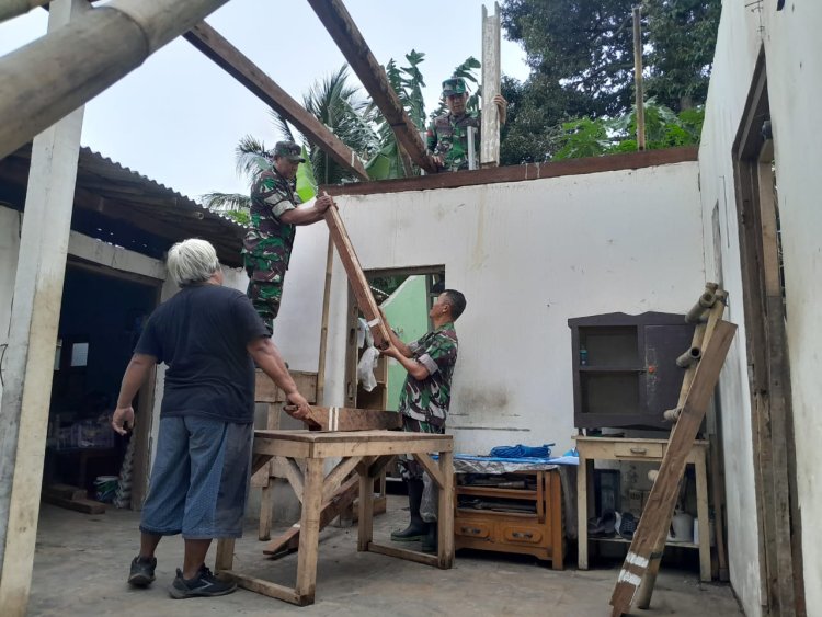 Babinsa Koramil 01 Banjarnegara Bantu Renovasi Rumah Warga Tidak Layak Huni