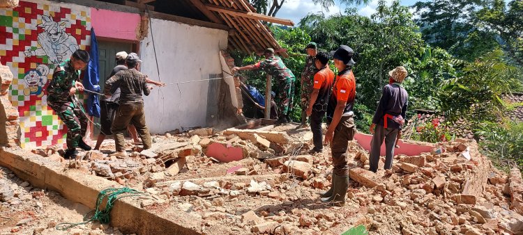 Babinsa Bersama Team TRC Dan Warga Melaksanakan Kerja Bakti Pembongkaran Rumah