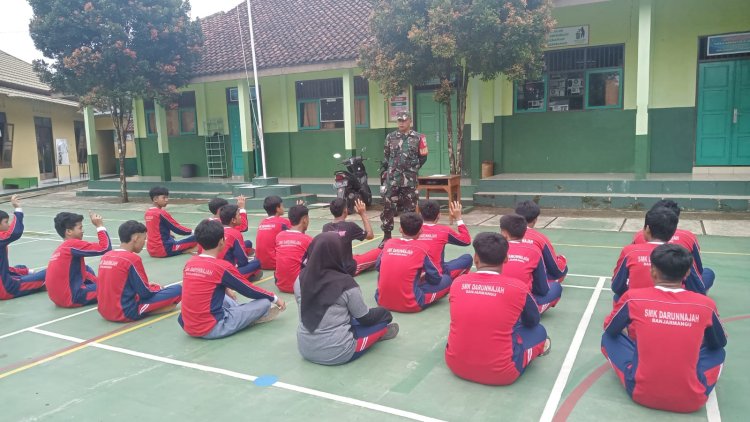 Babinsa Berikan Pelatihan Pembinaan Karakter dan Kedisiplinan kepada Siswa SMK 