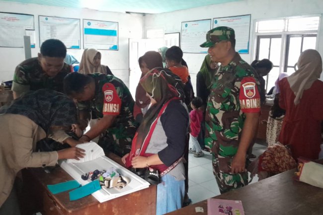 Babinsa Koramil 04 Karangkobar Dampingi Nakes Dan Bidan Desa Giat Posyandu