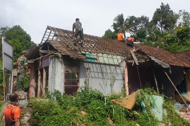 Kolaborasi Luar Biasa Babinsa dan Warga Rehab Rumah Tidak Layak Huni