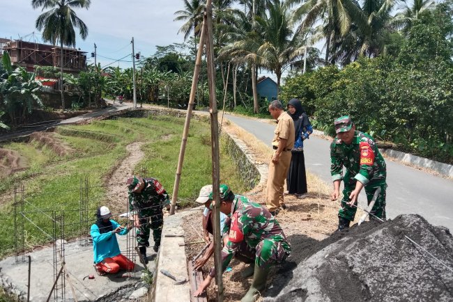 Kolaborasi TNI dan Petani Bangun Rumah Pompa Air untuk Dukung Irigasi Pertanian