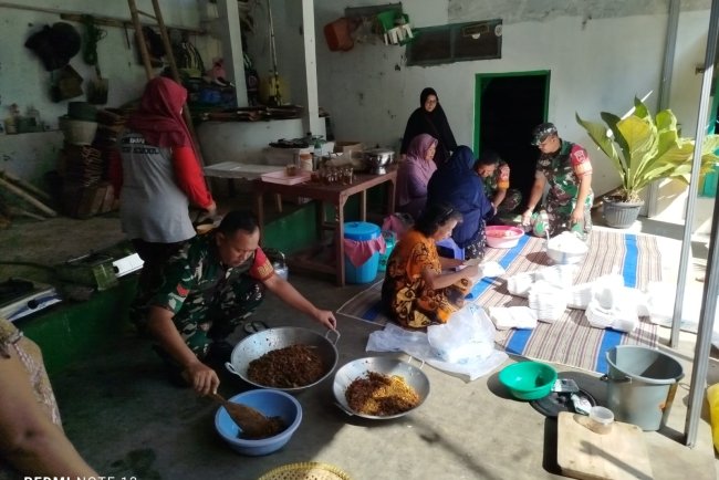Jum'at Berkah,Babinsa Koramil 01 Banjarnegara Bantu Siapkan Makanan Untuk Jamaah Masjid