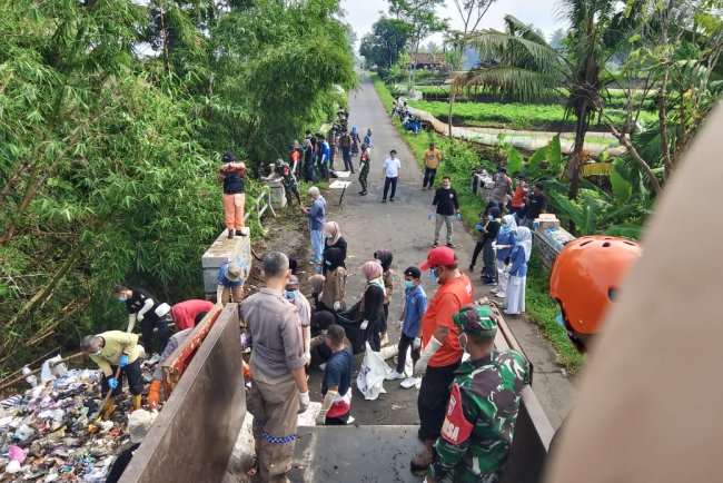 Babinsa Koramil 07 Mandiraja  Bersama Relawan  Gotong Royong Bersihkan Sampah