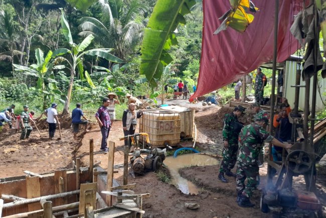 Babinsa Koramil 01 Banjarnegara Dukung Irigasi Pertanian