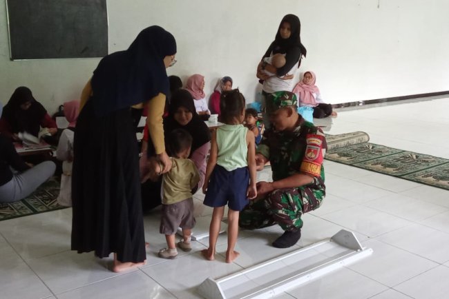 Babinsa Bersama Pemerintah Kelurahan Dan Puskesmas Laksanakan Posyandu