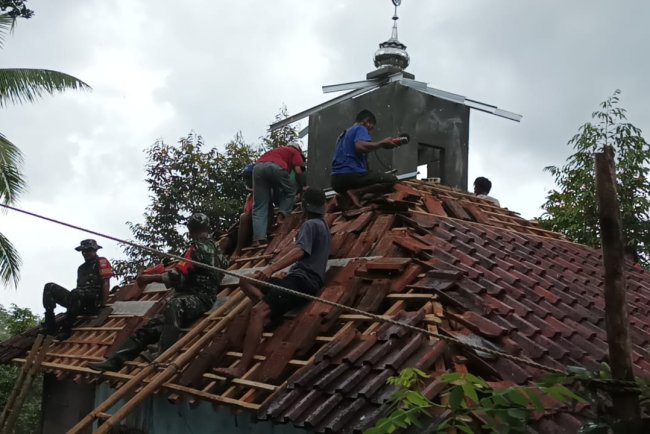 Babinsa Posramil Pagedongan dan Warga Gotong Royong Pasang Atap Mushola Al-Amin