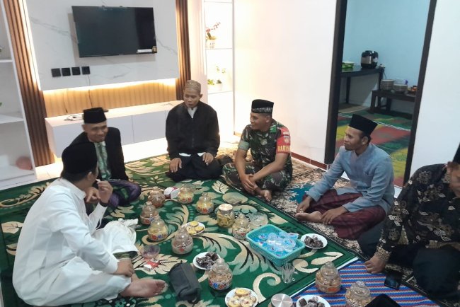Babinsa Koramil 04 Karangkobar Hadiri Undangan Tasakuran Walimatul Khitan Warga 