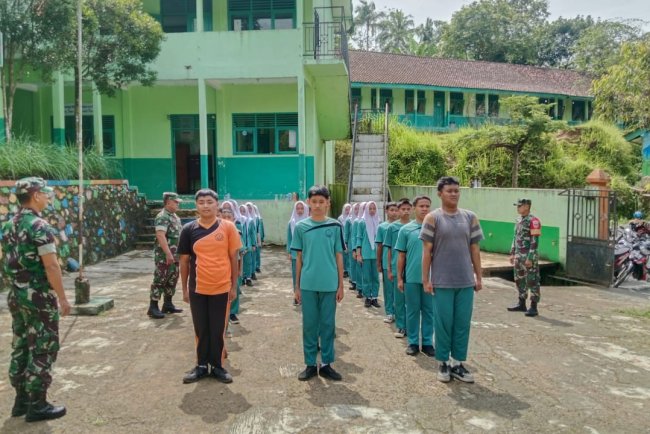 Babinsa berikan materi PBB kepada Siswa SMP Cokroaminoto Punggelan