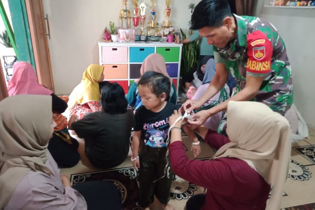 Babinsa Bersama Bidan Desa serta Kader laksanakan pendampingan Posyandu