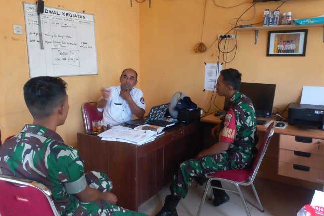 Babinsa Koramil 04/Karangkobar Melaksanakan Komsos Dengan Badan Penyuluh Pertanian Karangkobar