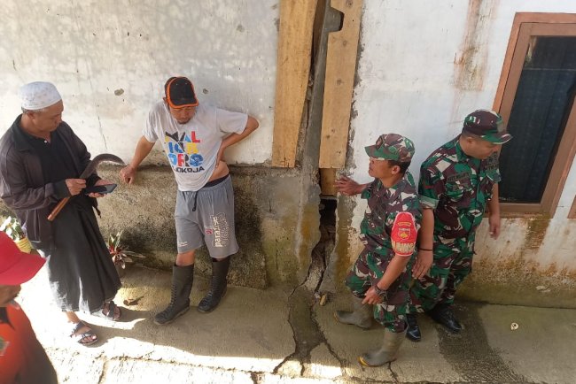 Babinsa Koramil 04/Karangkobar Cek Rengkahan Tanah Desa Binaan