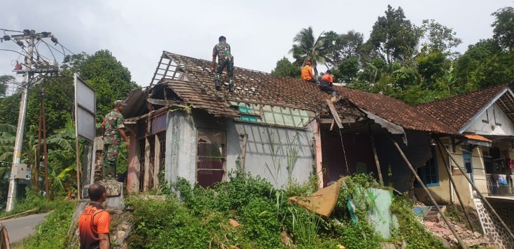 Kolaborasi Luar Biasa Babinsa dan Warga Rehab Rumah Tidak Layak Huni