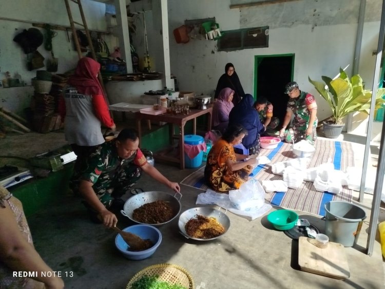 Jum'at Berkah,Babinsa Koramil 01 Banjarnegara Bantu Siapkan Makanan Untuk Jamaah Masjid