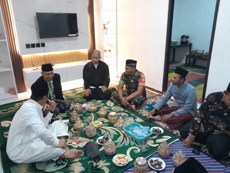 Babinsa Koramil 04 Karangkobar Hadiri Undangan Tasakuran Walimatul Khitan Warga 