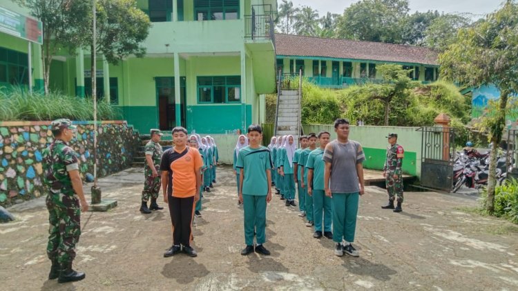 Babinsa berikan materi PBB kepada Siswa SMP Cokroaminoto Punggelan