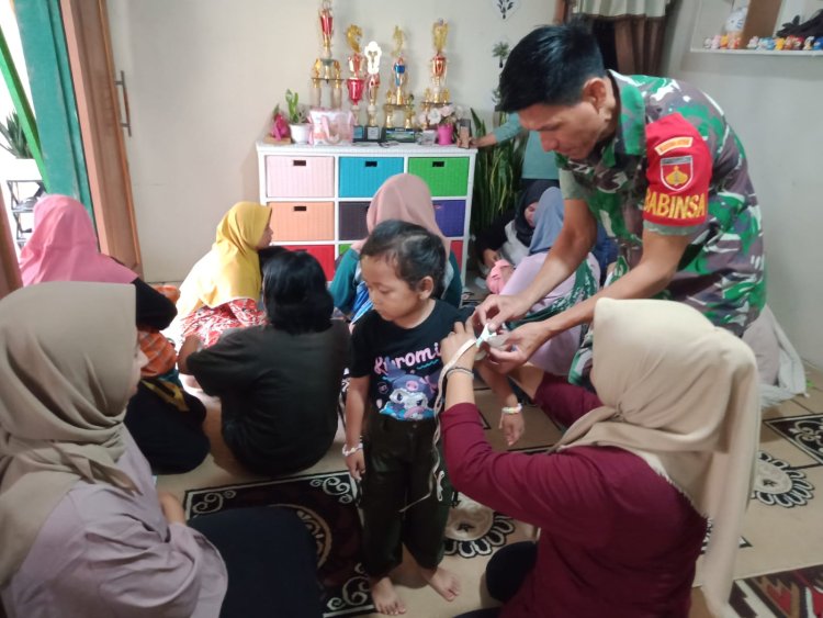 Babinsa Bersama Bidan Desa serta Kader laksanakan pendampingan Posyandu