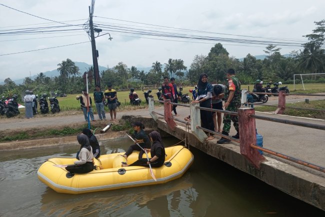 Semangati Anak Muda Babinsa Pantau Latihan Arung Jeram Atau Dayung Perahu Karet 
